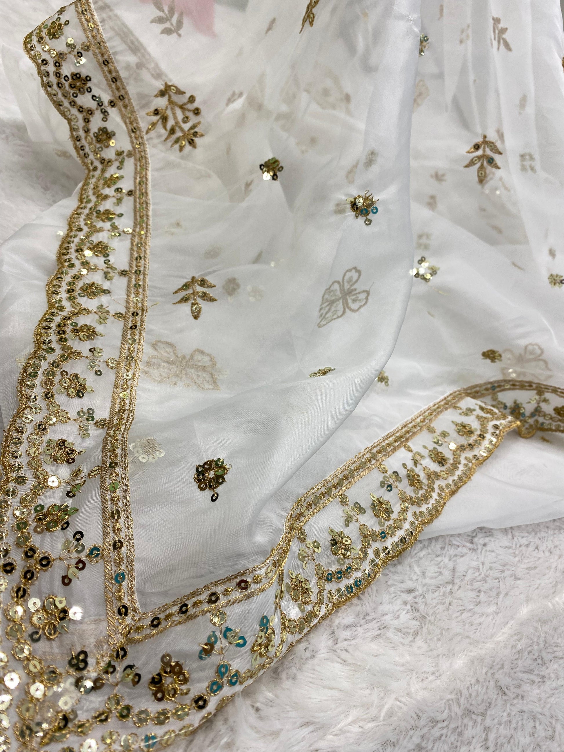 Alia Bhatt sabyasachi Saree, National Award Alia Saree, Alia Bhatt wedding Saree, Sabyasachi Saree, White Organza Saree - 24th Spoke