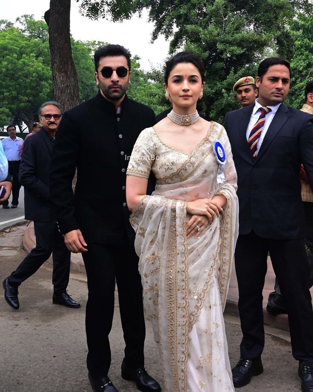 Alia Bhatt sabyasachi Saree, National Award Alia Saree, Alia Bhatt wedding Saree, Sabyasachi Saree, White Organza Saree - 24th Spoke